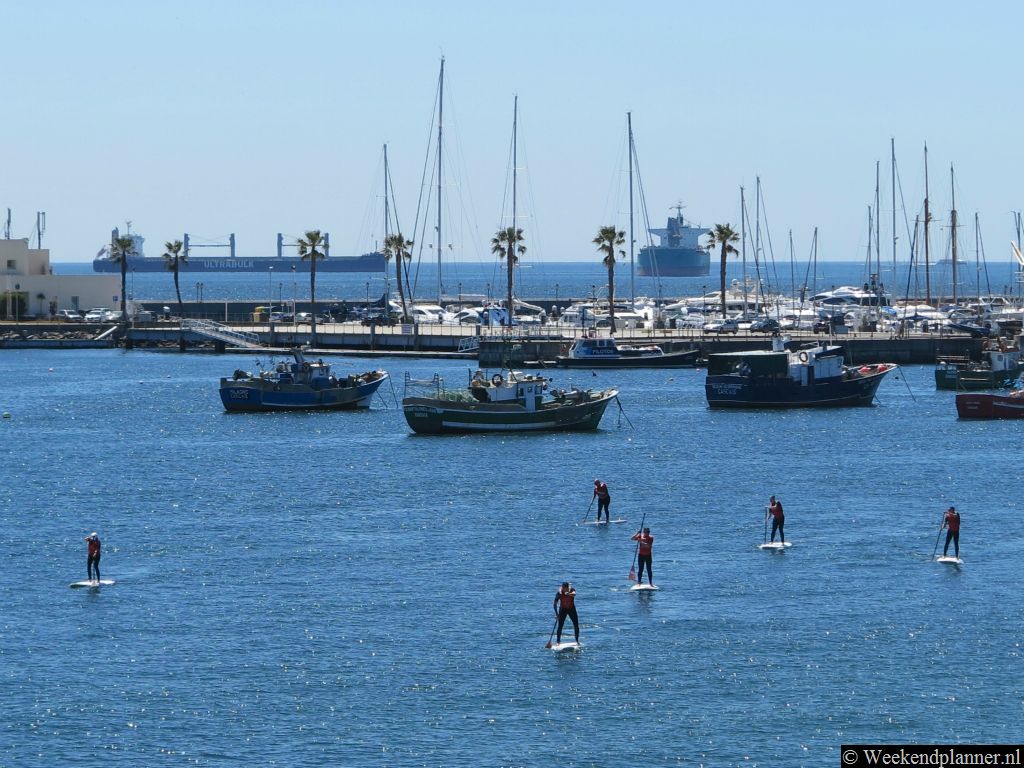Suppen bij het kleine strandje Praia da Rainha. Je kunt de planken en wetsuits huren bij het strandwinkeltje aan het strand Praia do Duquesa ten zuiden van Cascais.